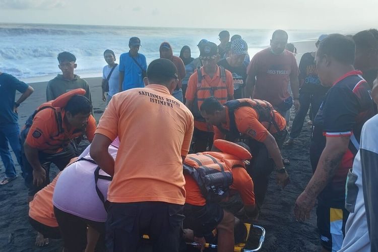 Penyelamatan korban terseret ombak di Pantai Baru, Bantul. Minggu (11/6/2023)