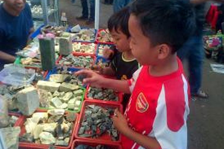 Anak-anak kecil ikut antusias melihat batu akik di Gemstone Festival Radio Republik Indonesia (RRI). 