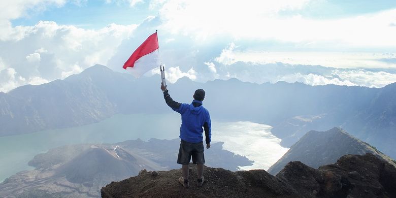 Portuguese Trekker Falls Down a Slope When Taking Selfie at Indonesia’s ...
