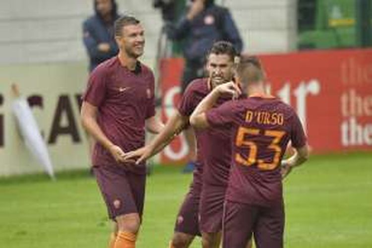 Penyerang AS Roma, Edin Dzeko, merayakan gol keempatnya dalam laga uji coba di Pinzolo, Italia, Rabu (13/7/2016) waktu setempat.