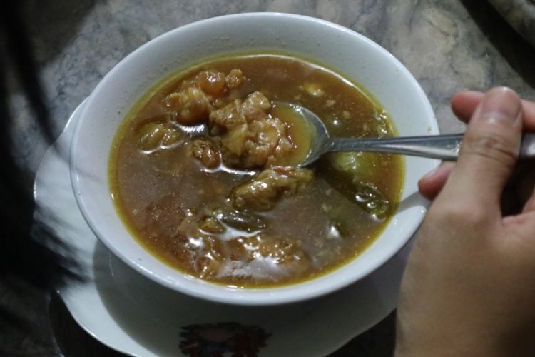 Satu porsi hidangan asem-asem daging, di Warung Makan Asem-asem Koh Liem yang melegenda di Semarang, Kamis, (19/7/2018).