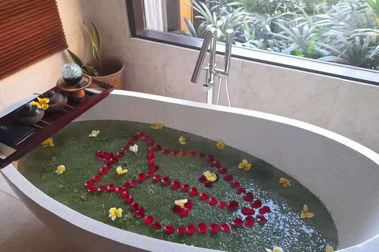 Kamar mandi dengan spesial flower bath up di The Kayon Valley Resort, Ubud, Bali.