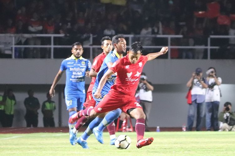 Pemain Persis Solo, Susanto, duel dengan pemain Persib Bandung di Stadion Manahan, Solo.