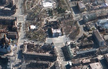 Citra satelit yang disediakan oleh Maxar Technologies pada hari Sabtu, 19 Maret 2022 menunjukkan akibat dari serangan udara di teater Mariupol Drama, Ukraina, dan area di sekitarnya.