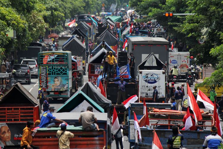 Sejumlah sopir truk yang tergabung dalam Gerakan Sopir Jawa Timur (GSJT) berunjuk rasa di depan Kantor Dinas Perhubungan, Surabaya, Jawa Timur , Jumat (11/3/2022). Dalam aksinya mereka menuntut ketegasan pemerintah dalam penerapan kebijakan regulasi angkutan logistik terkait kelebihan muatan (over loading) dan dimensi (over dimension) angkutan truk barang.