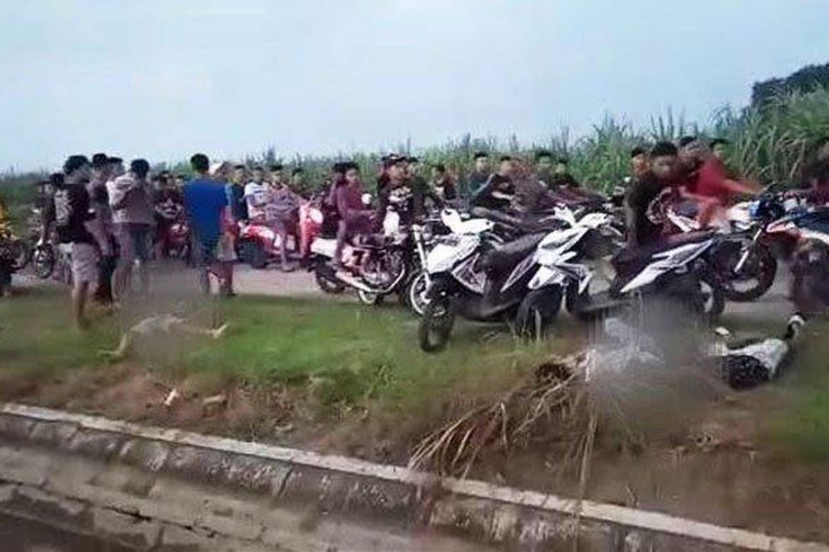 Tiga orang tergeletak seusai ditabrak pelaku balap motor liar. (Surya.co.id/ David Yohanes)
