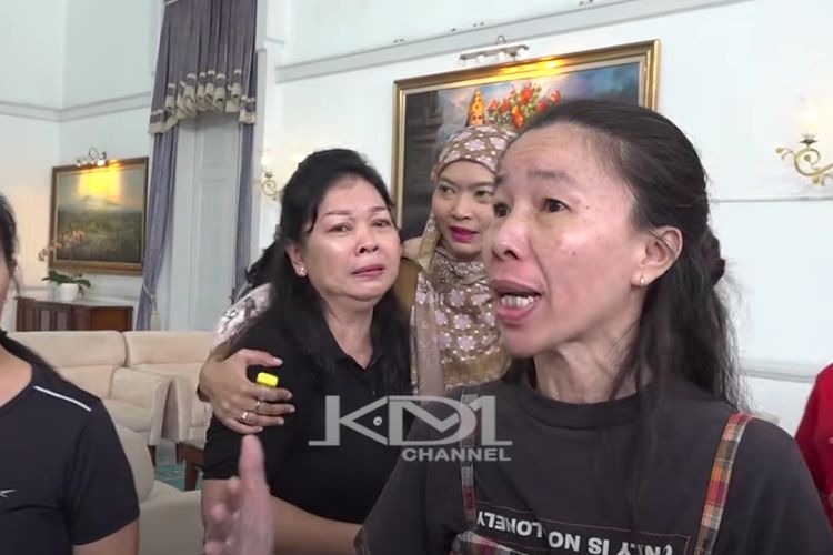 12 eks pemain sirkus Oriental Circus Indonesia (OCI) saat dimediasi dengan manajemen Taman Safari Indonesia, di Gedung Pakuan, Bandung, Jawa Barat, Senin (5/5/2025).