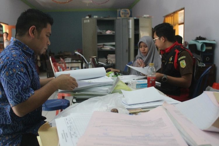 Tim penyidik dari Kejaksaan Negeri Jombang melakukan penggeledahan di Kantor Desa Dukuhmojo, Kecamatan Mojoagung, Kabupaten Jombang, Jawa Timur, Kamis (29/8/2019).