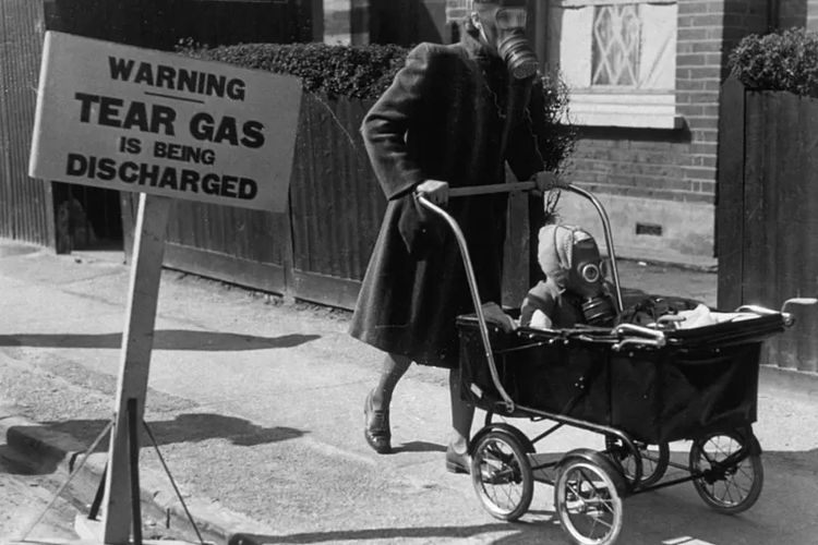 Warga sipil di Inggris mengenakan masker gas dalam latihan perang pada 1941.