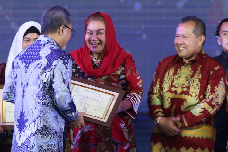 Wali Kota Semarang, Hevearita Gunaryanti Rahayu menerima penghargaan dari Menteri Perdagangan Zulkifli Hasan (Zulhas) di Hotel Pullman Bandung, Jumat (10/11).