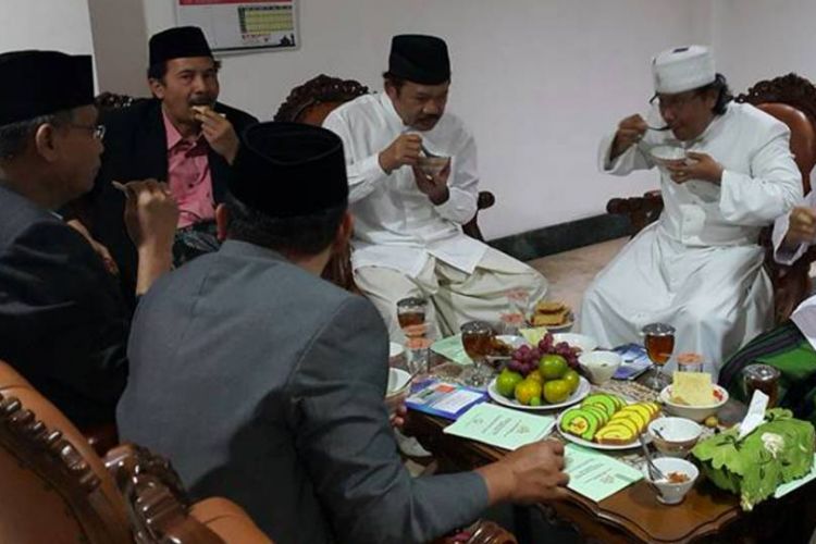 Saat Romo Aloys Budi (berjubah dan berpecis putih) sebagai Ketua Komisi HAK KAS bersilaturahim kepada Pengurus Masjid Agung Jawa Tengah (MAJT) pada hari pertama Idul Fitri 2016. (Foto: Dok.)