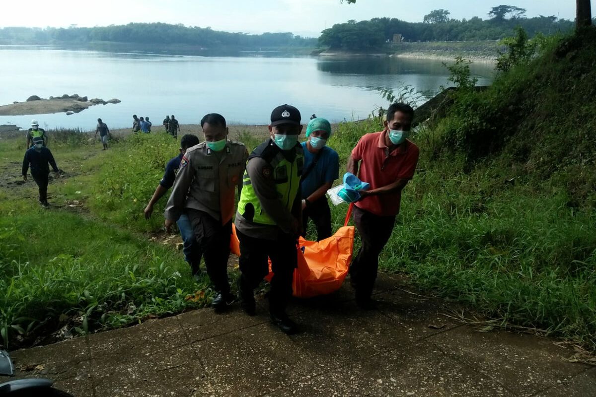 Polisi membawa jasad petani kopi Jasmari yang ditemukan tewas mengapung di Waduk Lahir, Selorejo, Kabupaten Blitar, Rabu (12/1/2022)