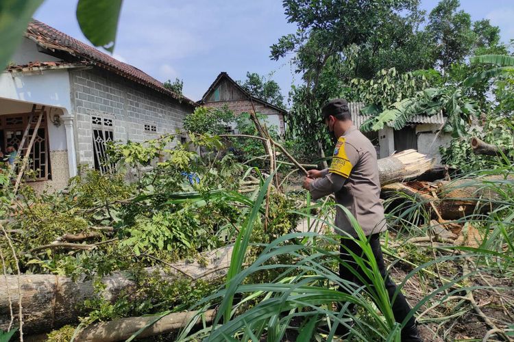 Hujan deras disertai angin puting beliung menerpa Desa Kebonduren, Kecamatan Ponggok, Kabupaten Blitar, Selasa (14/6/2022)