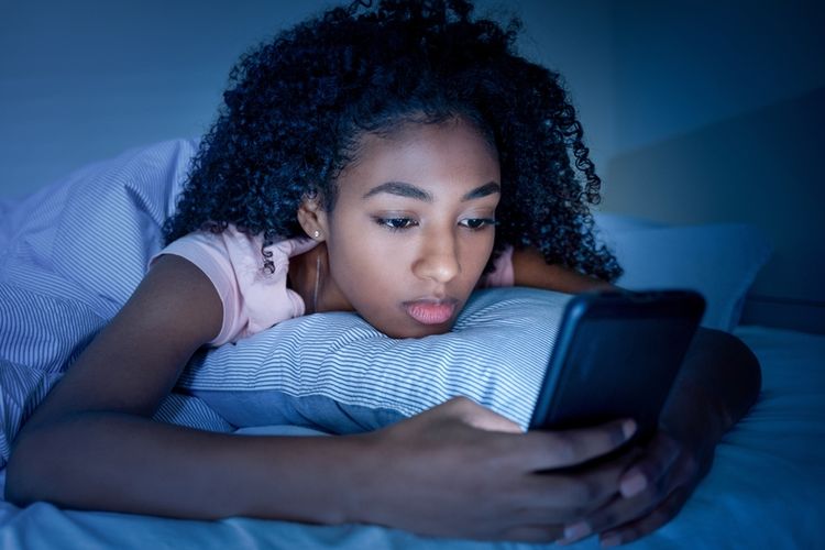 Salah satu penyebab insomnia pada remaja adalah kebiasaan menggunakan gadget sebelum tidur.