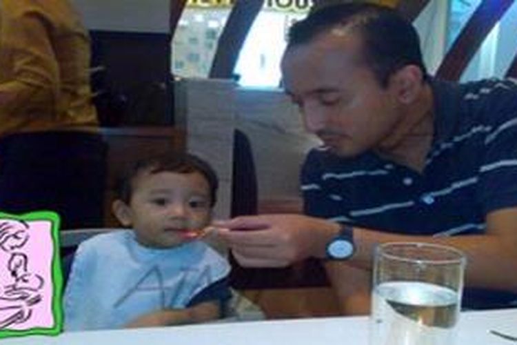 Dukungan suami menjadi penting dalam pemberian ASI.  Di saat kondisi Arisma  belum 100 pulih, suaminya dengan sigap membantu menggantikan popok, memandikan anak serta memberikan ASIP. 