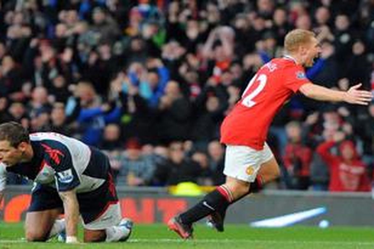 Gelandang Manchester United, Paul Scholes (kanan), merayakan golnya ke gawang Bolton Wanderers, pada laga Premier League, di Old Trafford, Sabtu (14/1/2012).