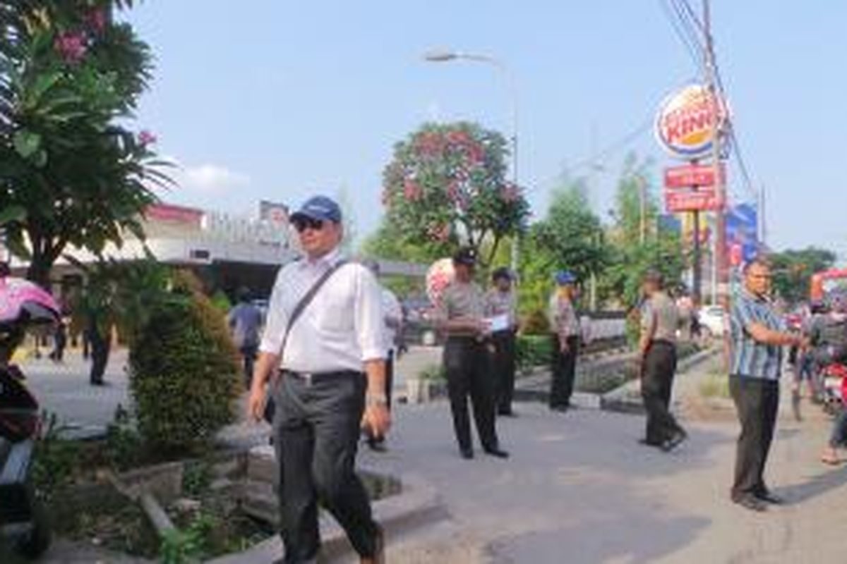 Aparat kepolisian mengamankan tempat makan saji Burger King di Duren Sawit, Jakarta Timur, terkait rencana unjuk rasa oleh massa HMI. Senin (4/8/2014).