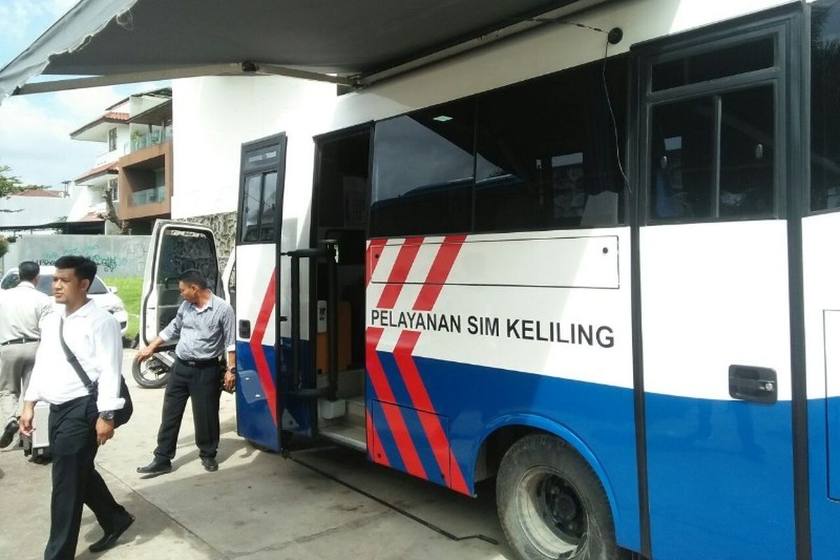 Polsek Kebon Jeruk membuka layanan SIM dan STNK keliling di Jalan Kedoya Selatan, Kedoya, Kebon Jeruk, Jakarta Barat pada Senin (19/2/2018).