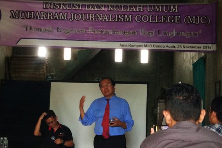 Pakar Ekonomi Rizal Ramli memberikan materi diskusi di sekretariat kampus MJC-AJI Kota Banda Aceh, Senin (16/4/2018). Rizal Ramli menyatakan masih terus berkomitmen mencalonkan diri sebagai presiden Indonesia pada Pilpres 2019.