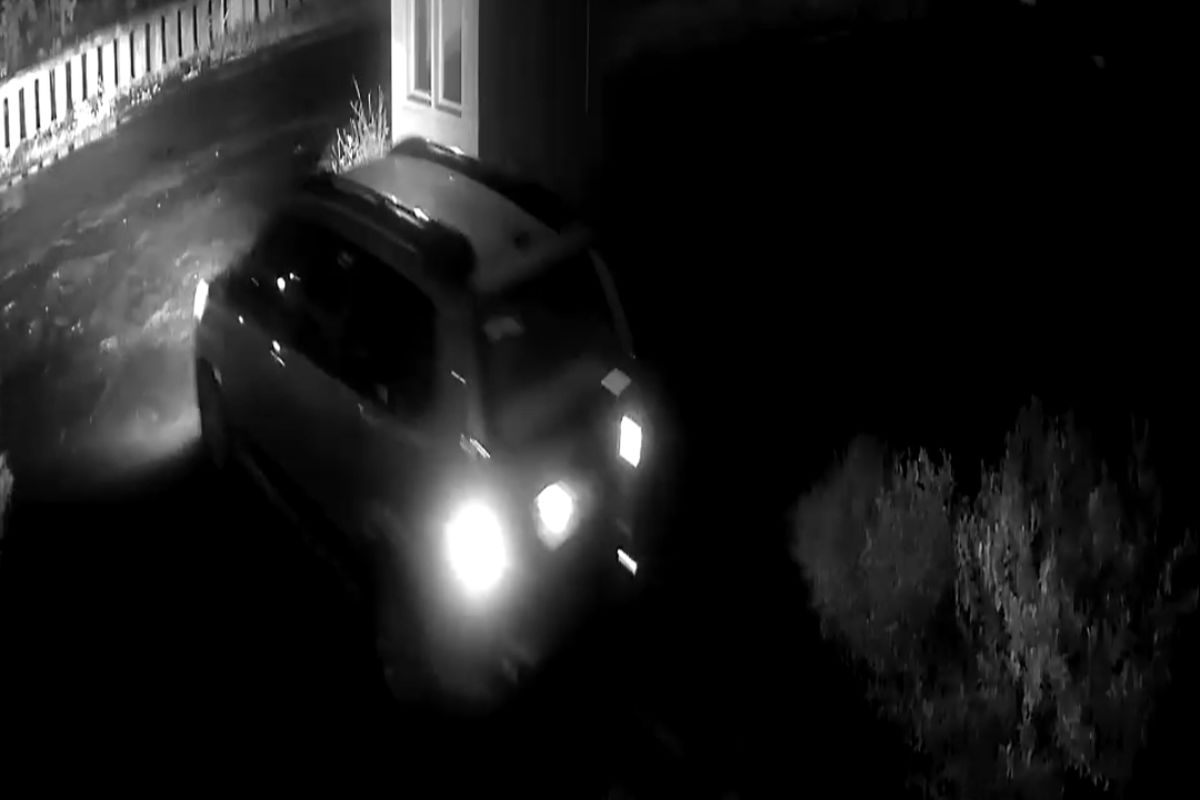 Kapolsek Gebang Polresta Cirebon memberikan kepada sejumlah awak media di lokasi pencurian mobil perangkat desa di Perumahan Mutiara Regensi Kecamatan Gebang Kabupaten Cirebon, Rabu (10/1/2024).