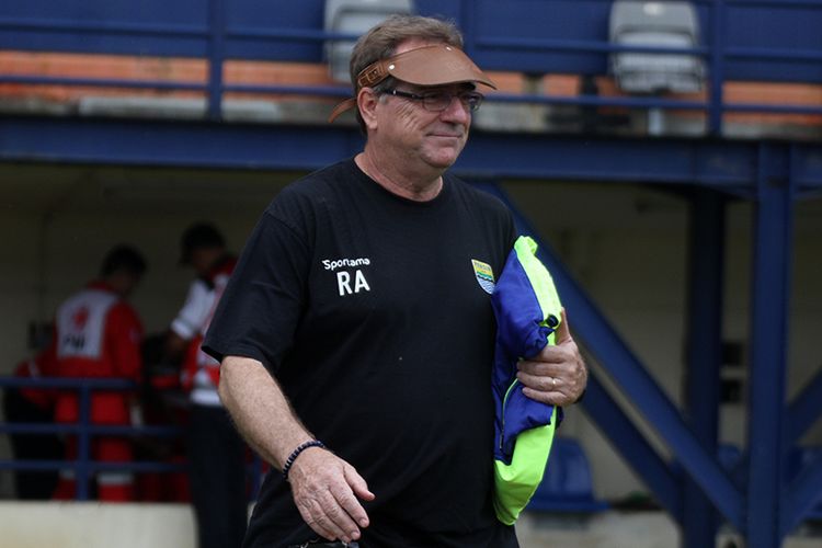 Pelatih Persib Bandung, Robert Rene Alberts. 