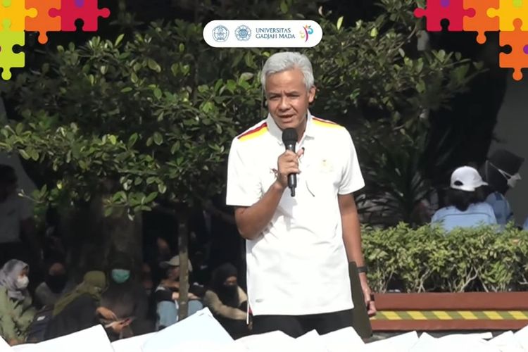 Ketua Umum Keluarga Alumni Universitas Gadjah Mada (Kagama) Ganjar Pranowo saat menyampaikan orasi di upacara penutupan Pelatihan Pembelajar Sukses bagi Mahasiswa Baru (PPSMB) UGM 2022. (Foto tangkapan layar live youtube resmi Universitas Gadjah Mada)