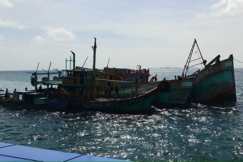 5 Kapal Asing Pencuri Ikan di Perairan Indonesia Ditenggelamkan di Pulau Abang