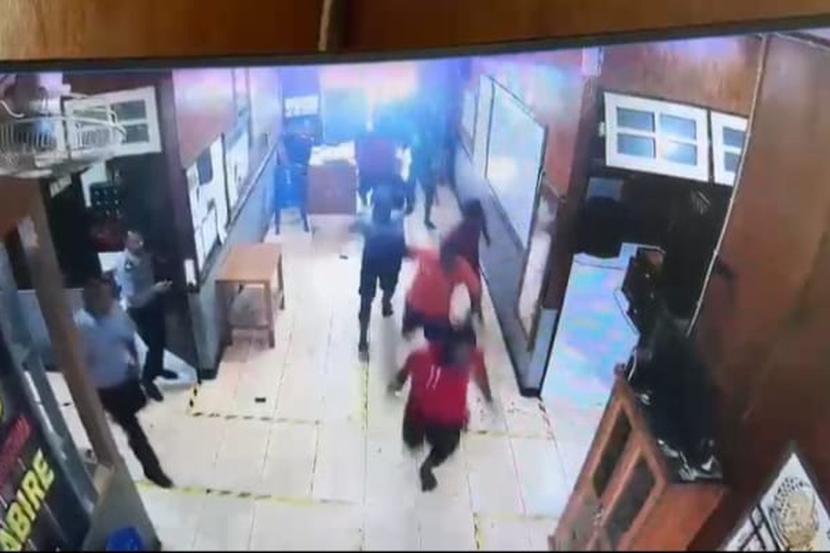 Para narapidana terekam CCTV Lapas Kelas IIB Nabire, saat kabur melarikan diri melalui pintu depan, Senin (2/6/2025).