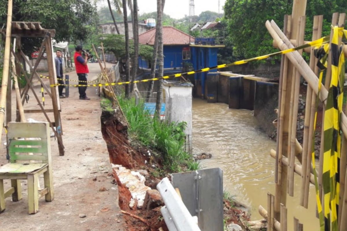 Longsor Jalan Kampung Kramat, Setu, Cipayung, Jakarta Timur, Senin (12/11/2018)