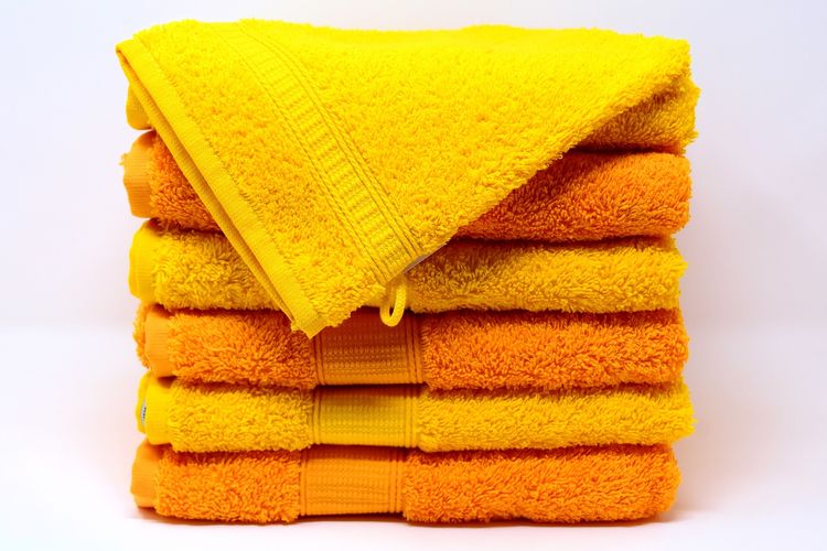 Ilustrasi handuk warna kuning cerah.