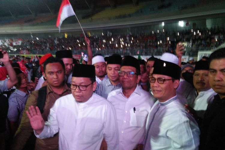 Mahfud MD saat menghadiri acara shalawatan dan doa bersama di Stadion Gelora Joko Samudro (Gejos) Gresik, Jawa Timur, Jumat (3/11/2023).