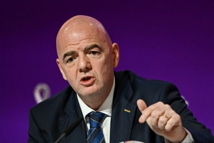 Presiden FIFA Gianni Infantino berbicara dalam konferensi pers menjelang kickoff Piala Dunia 2022 Qatar di Qatar National Convention Center (QNCC), Doha, pada Sabtu (19/11/2022). Terkini, Gianni Infantino memberikan ucapan duka cita untuk korban gempa Turkiye.