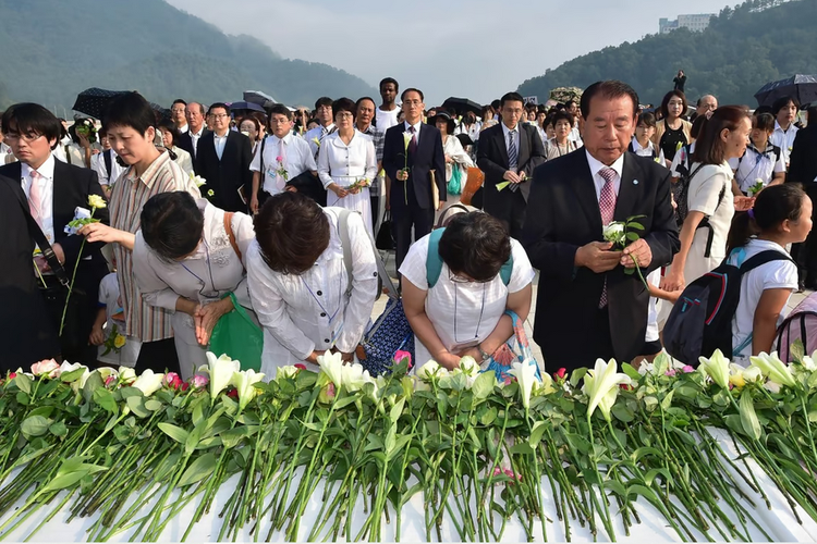 Anggota Gereja Unifikasi di Korea Selatan memberikan penghormatan terakhir kepada Sun Myung Moon, pendiri Gereja Unifikasi, yang meninggal pada 2012. 