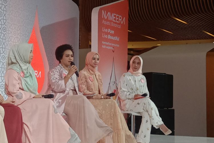 Laudya Cynthia Bella menghadiri acata Nameera Aquatic Botanical di Atrium Kota Kasablanka, Jakarta Selatan, Kamis (31/1/2019).