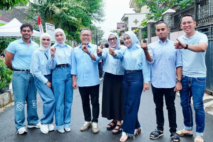 Ketua Umum Partai Amanat Nasional (PAN) Zulkifli Hasan (Zulhas) bersama keluarga besar menggunakan hak pilih di TPS 179, Kelurahan Cipinang Muara, Jakarta Timur, Rabu (14/2/2024). 