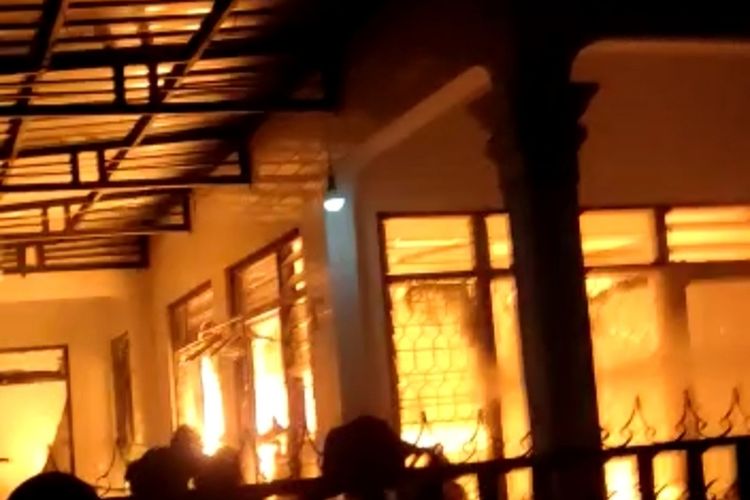 Tangkap Layar video amatir milik warga kebakaran Pondok Pesantren Al-Ma’rufiah Desa Kepuh, Kecamatan Depok, Kabupaten Cirebon, Jawa Barat, Sabtu (2/7/2022)