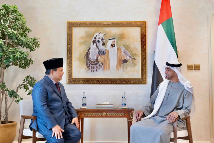 Menteri Pertahanan (Menhan) Prabowo Subianto bertemu di kediaman pribadi Putra Mahkota Abu Dhabi Pangeran Mohammed Bin Zayed (MBZ) di Qasr Al Bahr, Abu Dhabi, Uni Emirat Arab (UEA), Kamis (17/3/2022).