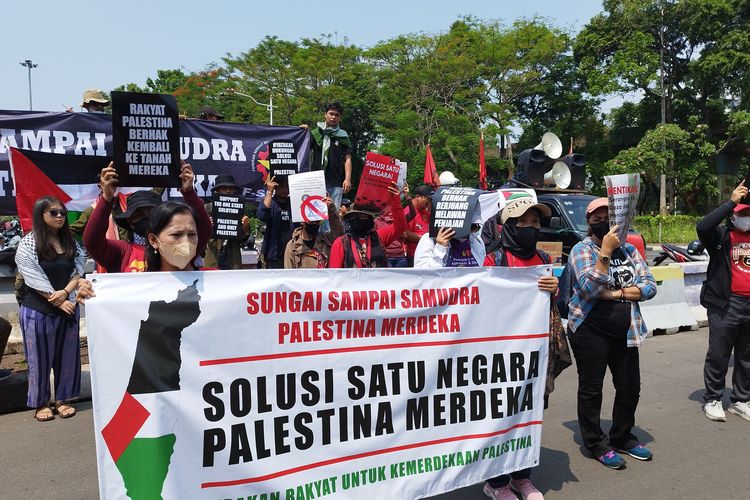 Sejumlah massa menggelar aksi membela Palestina di depan Kedutaan Besar Amerika Serikat, Gambir, Jakarta Pusat, Minggu (19/11/2023). (KOMPAS.com/XENA OLIVIA)