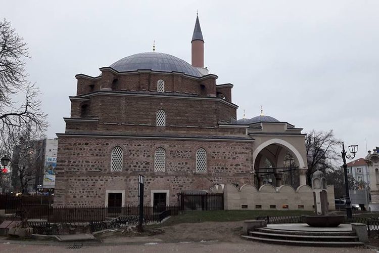 Masjid Eski Camii dengan minaret tunggal. Arsitekturnya bergaya Turki Ottoman.