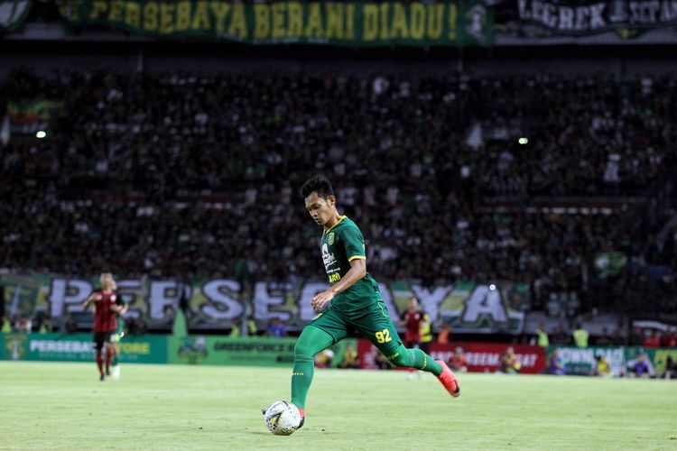 Main perdana Bayu Nugroho berseragam Persebaya Surabaya di tahun 2020 pada pertandingan bertajuk Forever Game ujicoba Menawan Persis Solo yang berakhir dengan skor 4-0 di Stadion Gelora Bung Tomo Surabaya, Jawa Timur, Sabtu (11/01/2020) malam. 