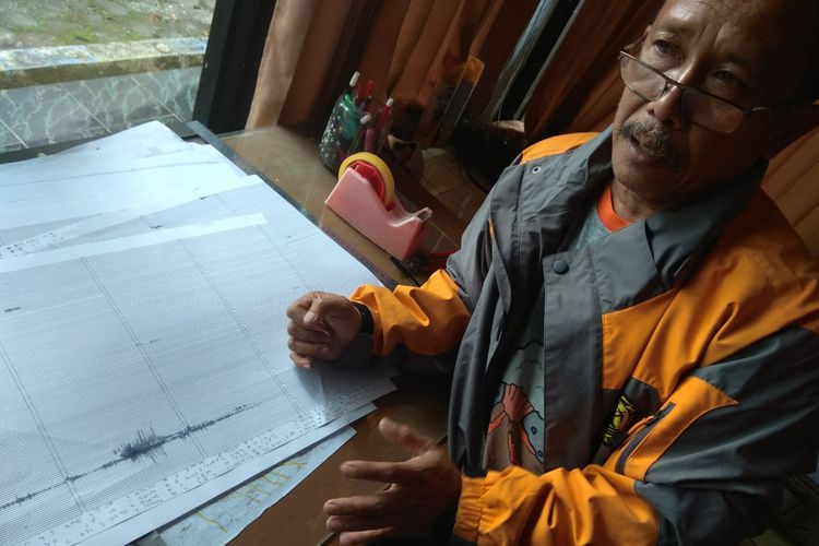 Kepala PVMBG Gunung Ijen Bambang Heri Purwanto menunjukkan rekaman aktivitas Gunung Ijen, Kamis (22/3/2018).