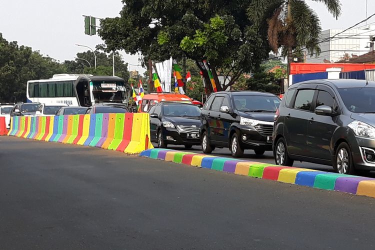 Separator jalan dicat warna-warni di kawasan TMII, Jakarta Timur, Minggu (29/7/2018). Pemprov DKI melakukan pengecetan untuk menyambut Asian Games 2018.