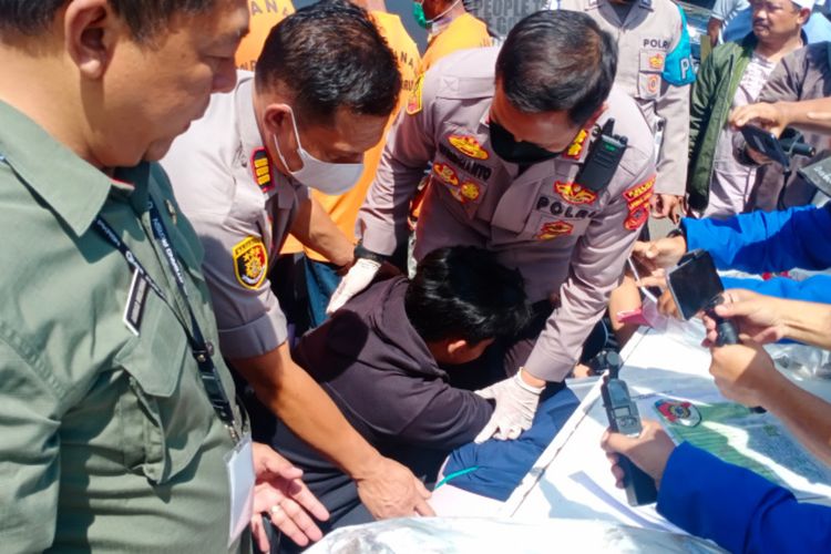 Undang bersimpuh di hadapan Kapolres Garut begitu dinyatakan akan dipelerjakan menjadi Pegawai Harian Lepas (PHL) di Polres Garut, Selasa (20/082022) Undang secara simbolis menerima bantuan pembangunan Rumah Tidak Layak Huni dari Dinas Perumahan Dan Pemukiman Kabupaten Garut