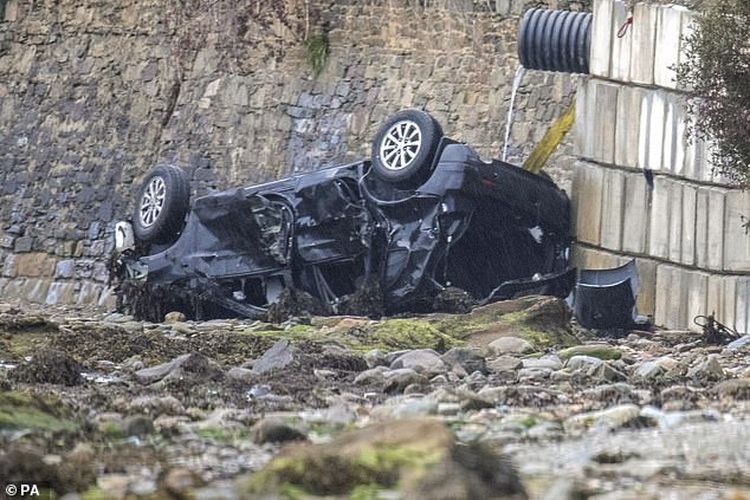 Geraldine Mullan (45) adalah satu-satunya yang selamat dari kecelakaan tragis yang menewaskan suami dan dua anaknya setelah mobil mereka jatuh dari jalan menuju Lough Foyle dekat Quigleys Point di Donega. 