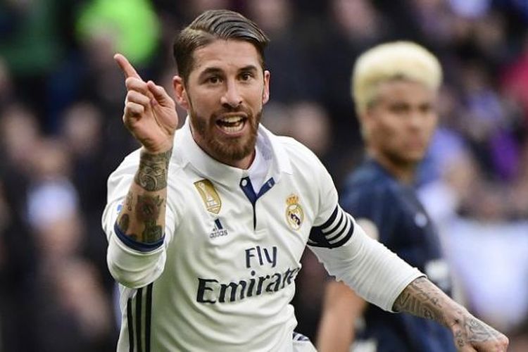 Bek sekaligus kapten Real Madrid, Sergio Ramos, merayakan golnya ke gawang Malaga, pada lanjutan La Liga di Stadion Santiago Bernabeu, Sabtu (21/1/2017).