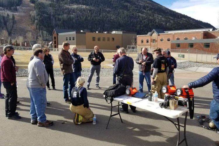 Pihak berwenang menyisir SMA Telluride, di Colorado, setelah kepolisian menerima laporan rencana teror di Snapchat terungkap pada Minggu (26/11/2017). (ABC News)
