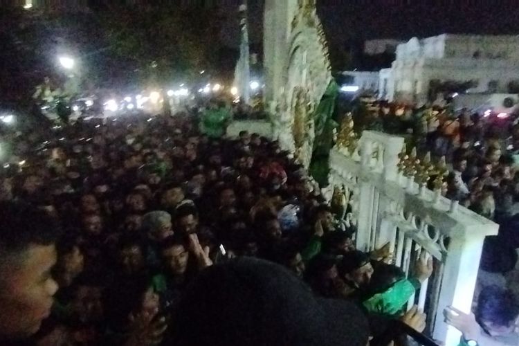 Ribuan Warga Kota Medan Geruduk Kantor Gubernur, Antre Sembako dari Presiden Prabowo