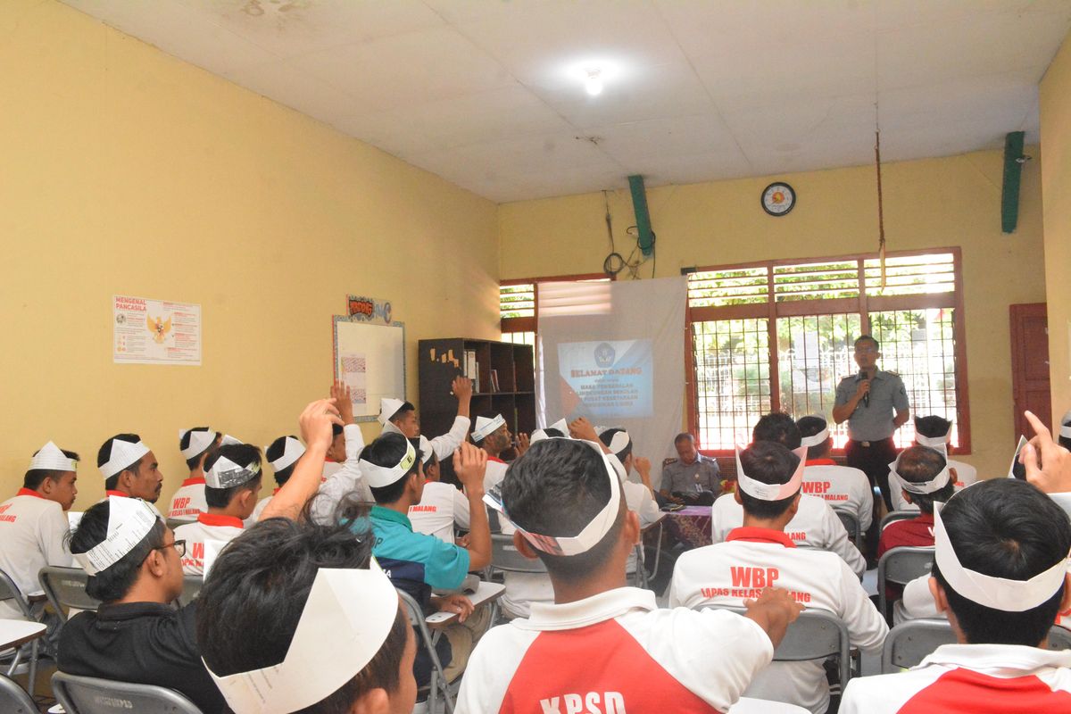 Warga binaan Lapas Kelas I Malang mengikuti kegiatan MPLS. 