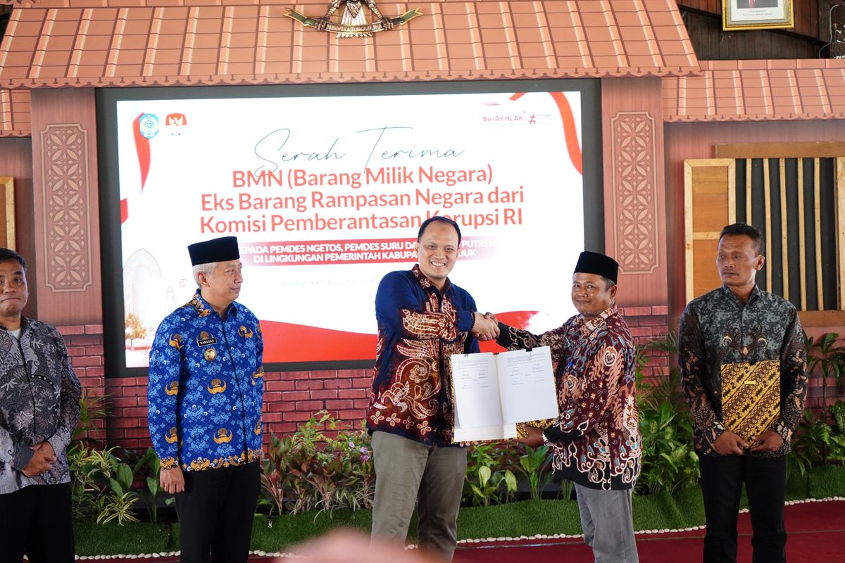 Direktur Labuksi KPK, Mungki Hadipratikto, saat menyerahkan hibah aset barang milik negara (BMN) hasil rampasan perkara korupsi di Pendopo KRT Sosrokoesoemo Pemkab Nganjuk, Jumat (29/11/2024).