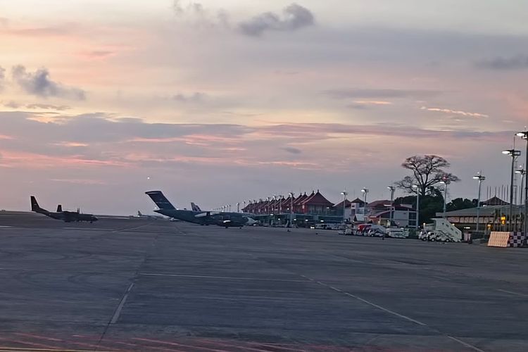 Dua pesawat militer jenis C-17 Globemaster milik Amerika Serikat tengah parkir di Base Ops Lapangan Udara (Lanud) Ngurah Rai, Badung, Bali, pada Rabu (9/11/2022). Kompas.com/ Yohanes Valdi Seriang Ginta